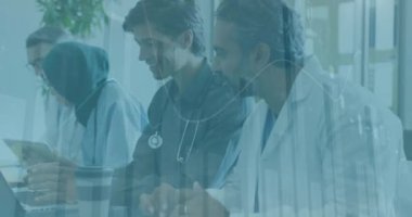 Tıbbi verileri tartışmalar, toplantılarda finansal haritaları analiz eden doktorlar. Sağlık, finans, analiz, profesyoneller, takım çalışması, strateji