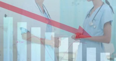 Sağlık istatistiklerini tartışan kadınlar, hastanede animasyon izleyen tıp uzmanları. veri, araştırma