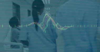 Hastane koridorunda hasta danışmanı, kalp atışı olan doktor animasyonu izliyor. Sağlık, danışma, kardiyoloji, sağlık, teknoloji, teşhis