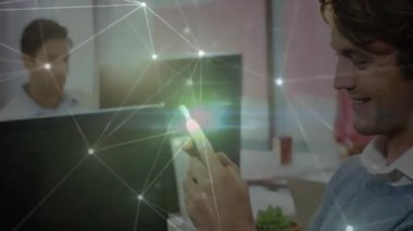 Akıllı telefon kullanan, ağ bağlantılarıyla gülümseyen adam ofis arka planında animasyon yapıyor. Teknoloji, iletişim, iş dünyası, sosyal medya, ağ