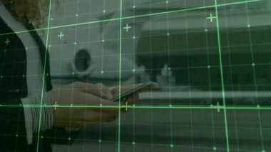 Akıllı telefonu tutan, şehir geçmişinde yeşil şebeke animasyonu olan biri. Teknoloji, dijital, ağ, artırılmış gerçeklik, fütürist