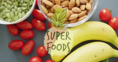 Super Foods, muzlar, kiraz domatesleri, bademler ve bezelyeler üzerine animasyon mesajı atıyor. Beslenme, sağlıklı, diyet, organik, taze, süper yiyecekler konsepti