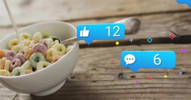 Mısır gevreği kasesine süt dökmek, ahşap masa üzerinde sosyal medya bilgilendirmeleri. Kahvaltı, sabah, yemek, dijital, yaşam tarzı, akşam yemeği.