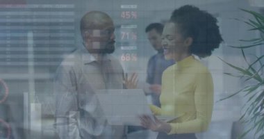 Ofiste çalışmak, iş veri analizi animasyonu yapan çeşitli profesyoneller. Takım çalışması, beyin fırtınası, işbirliği, çeşitlilik, kurumsal konsept