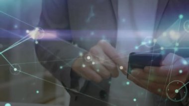 Ağ bağlantıları olan akıllı telefonları kullanarak ofis geçmişi üzerinde animasyon yapan iş adamları. teknoloji, iletişim, profesyonel, dijital