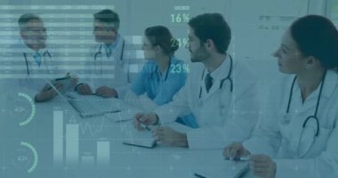 Veri tartışıyor, arka planda küresel sağlık istatistikleri animasyonu olan tıp uzmanları. Sağlık, veri analizi, dijital, takım çalışması, animasyon, iletişim konsepti