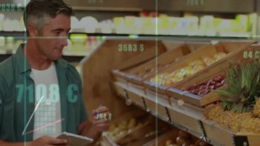 Marketteki ürünleri seçen adamın satış veri animasyonunu analiz ediyorum. Analizler, tüketici, alışveriş, teknoloji