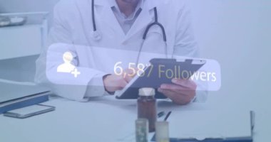 Doktor 209.285 takipçili tablet kullanıyor, tamam. Sağlık, teknoloji, tıbbi, sosyal medya, dijital, ağ