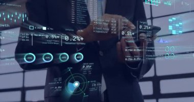 Finansal veriler ve grafikler animasyon, dijital arayüzü kullanan iş dünyası profesyoneli. finans, veri analizi, teknoloji, şirket, strateji, pazar eğilimleri