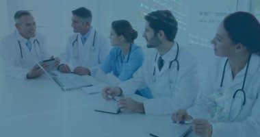 Tıp uzmanları üzerlerinde grafik ve çizelgeler olan verileri tartışıyor. Sağlık, analiz, takım çalışması, teknoloji, istatistik, buluşma kavramı