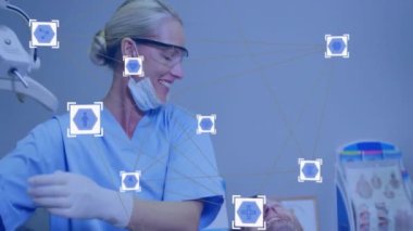 Klinikte gülümseyen dişçi ve hasta üzerinde tıbbi ikonlar ve ağ animasyonu. Sağlık, dişçilik, teknoloji, bağlantı, ortodonti, tedavi
