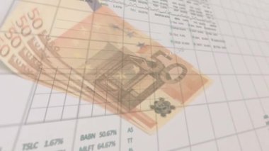 Finansal veri işleme animasyonu 50 avronun üzerinde banknot ve grafik. Finans, bankacılık, para birimi, yatırım, analiz, istatistiksel