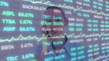 Borsa veri animasyonu, gülümseyen bir iş kadınının telefonda konuşması üzerine. teknoloji, yatırım, finans, iletişim, başarı, büyüme