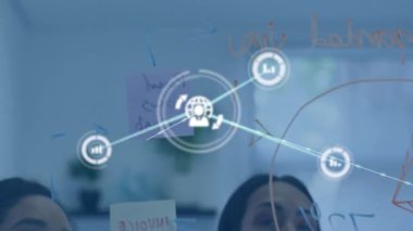 Beyin fırtınası, ağ bağlantıları ve veri işleme animasyonu olan çeşitli iş adamları. takım çalışması, ağ oluşturma, işbirliği, teknoloji