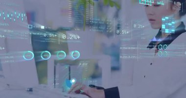 Finansal veriler işleniyor, iş kadını animasyon örtüsüyle ofiste çalışıyor. finans, analiz, teknoloji