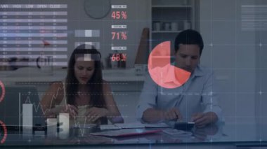 Ofiste çalışan iş adamlarının finansal veri animasyonlarını analiz ediyorum. finans, analiz, takım çalışması, şirket, teknoloji, strateji