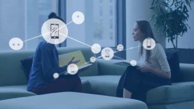 Ofiste tartışan iki kadın için müzik paylaşım ağı animasyonu. İletişim, teknoloji, iş, işbirliği, ağ oluşturma, profesyonel