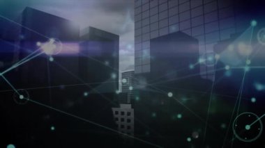 Ağ bağlantıları ve veriler gece şehir manzarası üzerinde animasyon olduğunu gösteriyor. Teknoloji, bağlantı, iletişim, dijital, altyapı, ağ