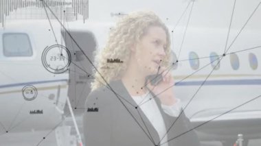 Uçağın yanında telefonla konuşan, ağ bağlantıları ve veri işleme animasyonu olan bir iş kadını. seyahat, iletişim, teknoloji, girişimci, havaalanı, ağ