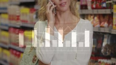 Telefonda konuşmak, markette alışveriş yapan bir kadın finansal veri animasyonu bitti. finans, teknoloji, iletişim, tüketici, perakende