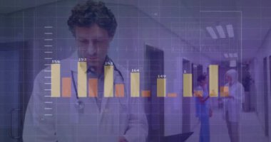 Hastane ortamındaki doktor için tıbbi veri tabloları ve grafikler. Sağlık, veri görselleştirme, teknoloji, analiz kavramı