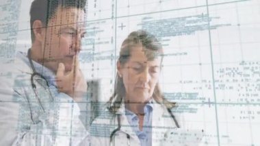 Tıbbi verileri gözden geçirmek, doktorların bilgileri animasyon çizelgeleriyle analiz etmesi. Sağlık, analitik, teknoloji, analiz, takım çalışması, yenilik