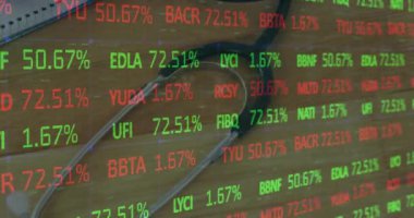 Borsa kalbi animasyonu ahşap masanın üzerinde elektronik parçalarla. Finans, ticaret, iş, yatırım, elektronik, teknoloji