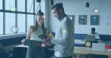 Ofiste işbirliği, ağ bağlantıları ve veri işleme animasyonu olan iş adamları. Takım çalışması, meslektaşlar, işbirliği, bilgi, teknoloji