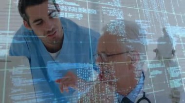 Tıbbi uzmanlar kodlama ve dijital bilgi animasyonuyla verileri inceliyor. Sağlık, teknoloji, veri analizi, tıbbi araştırma, yenilik