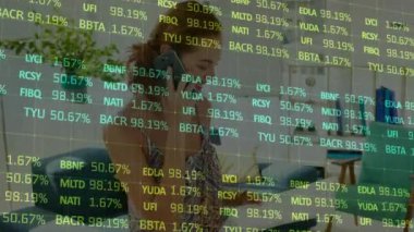 Borsa veri animasyonu. Oturma odasında telefonla konuşan bir kadın hakkında. Finans, iş, iletişim, teknoloji, yatırım, analiz