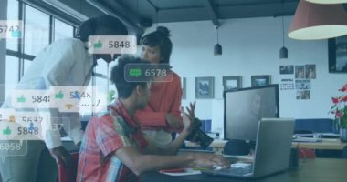 Modern ofiste işbirliği, sosyal medya bilgilendirmeleri animasyonu olan çeşitli iş arkadaşları. İşbirliği, takım çalışması, teknoloji, iletişim, ağ oluşturma, işyeri kavramı