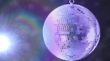 Dönen disko topu renkli ışıkları yansıtıyor, canlı animasyon efektleri yaratıyor. Müzik, dans, parti, gece hayatı, kulüp, eğlence