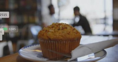 Kafede tabakta kek yerken sosyal medya animasyonları. tatlı, teknoloji, dijital, moda, internet