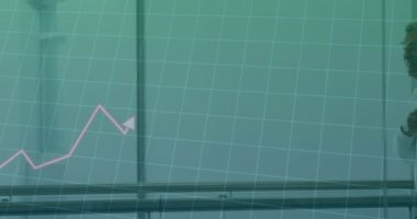 Doktorlar hastane koridorunda üzerlerinde finansal büyüme çizelgesiyle yürüyorlar. Sağlık, takım çalışması, yenilik, teknoloji, finans, başarı