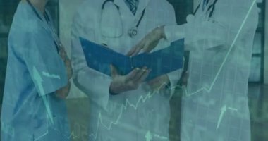 Tıbbi tabloları gözden geçiriyoruz, doktorlar finansal veri işleme animasyonuyla örtüşüyor. Sağlık, finans, teknoloji, analiz kavramı