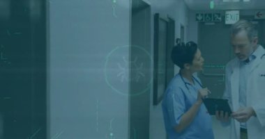 Hastanedeki tabletle ilgili bilgi tartışan doktorlarla ilgili tıbbi veri animasyonu işleniyor. Sağlık, teknoloji, takım çalışması, dijital, analiz, tartışma konsepti