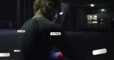 Bildirim simgeleri ve numara animasyonları gece açık havada egzersiz yapan kişi üzerinde. Fitness, teknoloji, dijital, bildirim, egzersiz, gece vakti