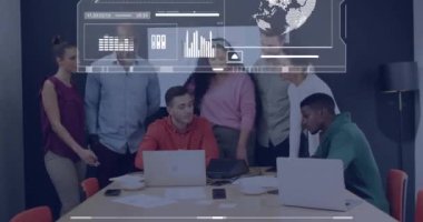 Dijital veri işleme animasyonu üzerinde işbirliği yapmak, iş ekibinin birlikte çalışması. İşbirliği, takım çalışması, veri analizi, teknoloji, ofis, proje kavramı