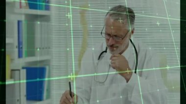 Doktor panoya yazı yazıyor, sağlık ofisi üzerinde yeşil şebeke animasyonu. Sağlık, teknoloji konsepti