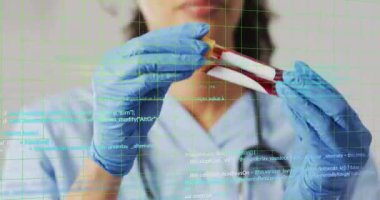 Kan örneğini analiz ediyorum. Programlama kodu animasyonu üzerinde mavi eldivenli bilim adamı. Laboratuvar, biyobilim, biyoteknoloji, araştırma, teknoloji, analiz