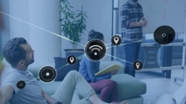 Ofisteki çeşitli insanlar üzerinde bağlantılar ve veri işleme animasyonu ağı. Teknoloji, iletişim, iş, takım çalışması, dijital konsept