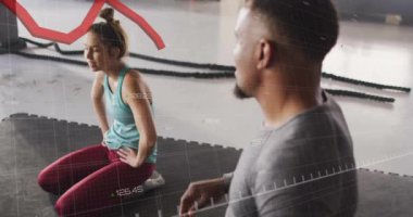 Spor salonunda egzersiz yapan insanlar üzerinde kırmızı çizgi grafik animasyonu. Fitness, egzersiz, veri, istatistik, sağlık, teknoloji kavramı