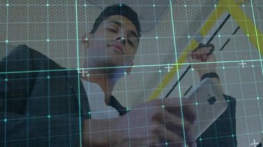 Şebeke ve veriler otobüs korkuluklarına tutunan adamı gösteriyor. Teknoloji, yenilik, seyahat, ulaşım, dijital, analitik kavram