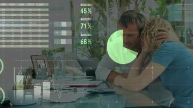 Veri analizi animasyonu masabaşında iş tartışan iş adamları üzerine. takım çalışması, işbirliği, toplantı, teknoloji, ofis, dijital konsept