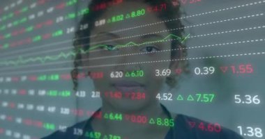 Yüzünde borsa veri animasyonuyla gülümseyen bir iş kadını. finans, başarı, şirket, teknoloji, yatırım, girişimci konsepti