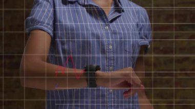 Arkaplanda finansal veri grafiği animasyonu olan biri var mı diye bakılıyor. Teknoloji, finans, yenilik, analitik, iş, finans yönetimi kavramı