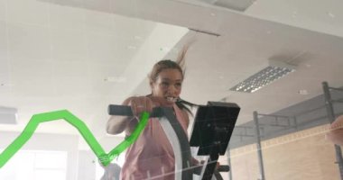 Spor salonunda sabit bisikletler üzerinde egzersiz yapan insanlar üzerine yeşil finansal grafik animasyonu. Fitness, egzersiz, büyüme, ekonomi, veri, teknoloji kavramı