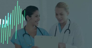 Doktorlar hasta çizelgesini tartışıyor, üzerinde tıbbi veri analizi yapıyorlar. Sağlık, takım çalışması, iletişim, teşhis, profesyoneller, işbirliği