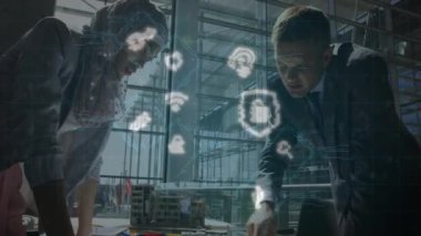 Dijital güvenlik ikonları animasyonlarıyla çalışmak, ofis ortamında iş adamları. Siber güvenlik, teknoloji, takım çalışması, işbirliği