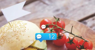 Hamburger, patates kızartması ve domatesler üzerinde sosyal medya bilgilendirme animasyonu olan soğan halkaları. Fast food, abur cubur, hamburger, patates kızartması, yemek, dijital uyarı konsepti